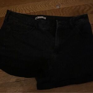 Non ripped black jean shorts